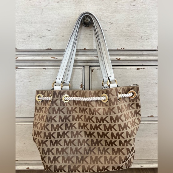 MK Michael Kors Jet Set Large Gather signature tote-Tassel Purse - Picture 8 of 9